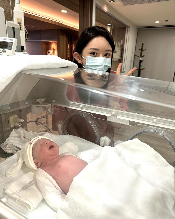 Một hoa hậu chuyển giới đón con đầu lòng Ảnh 1