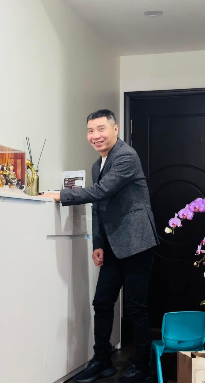 Ngọc Hà - bà xã NSND Công Lý đăng tải hình ảnh chồng với diện mạo tươi tắn, vui vẻ.