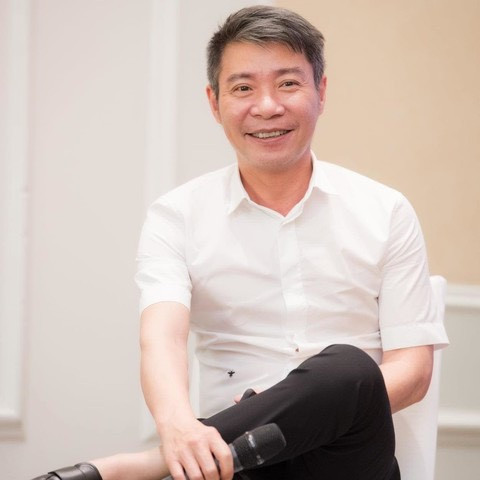 NSND Công Lý vẫn thường xuyên đến bệnh viện để điều trị và kết hợp với việc tập vật lý trị liệu để nhanh chóng hồi phục.