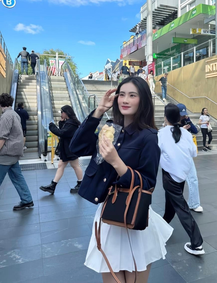 Hoa hậu Ý Nhi còn khoe trong đợt lễ hội cuối năm vừa qua, cô làm chăm chỉ đi làm thêm từ 10 giờ sáng đến 7-8 giờ tối. 