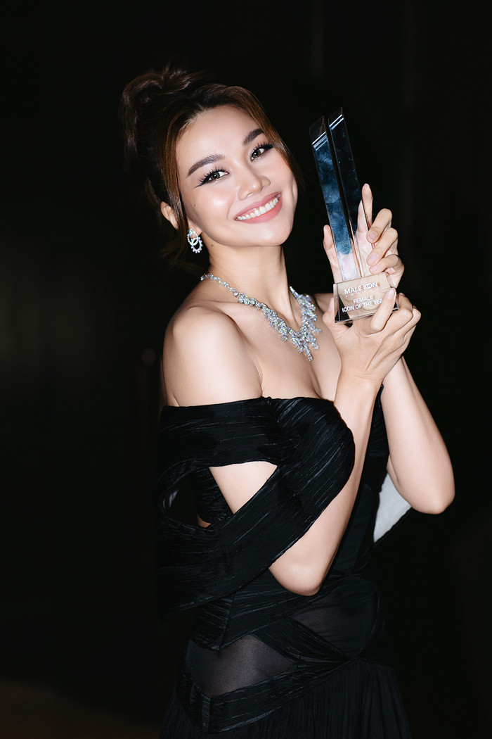 Thanh Hằng khoe nhan sắc rạng ngời.