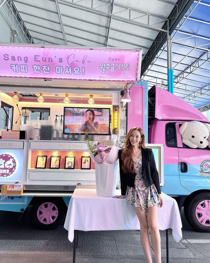 Trong mỗi lịch trình công việc, Park Min Young đều được người hâm mộ nhiệt tình ủng hộ