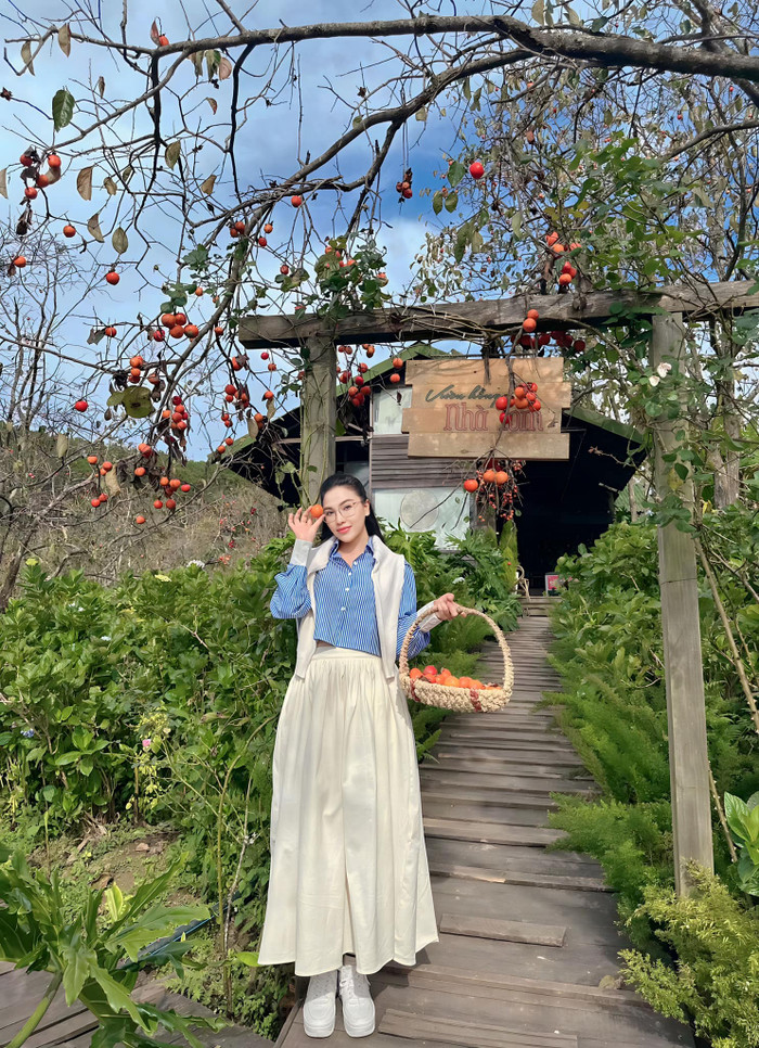 Trên tài khoản cá nhân, Quỳnh Thư chủ yếu đăng tải ảnh đi du lịch, khoảnh khắc đi làm và cập nhật những dự án công việc của bản thân