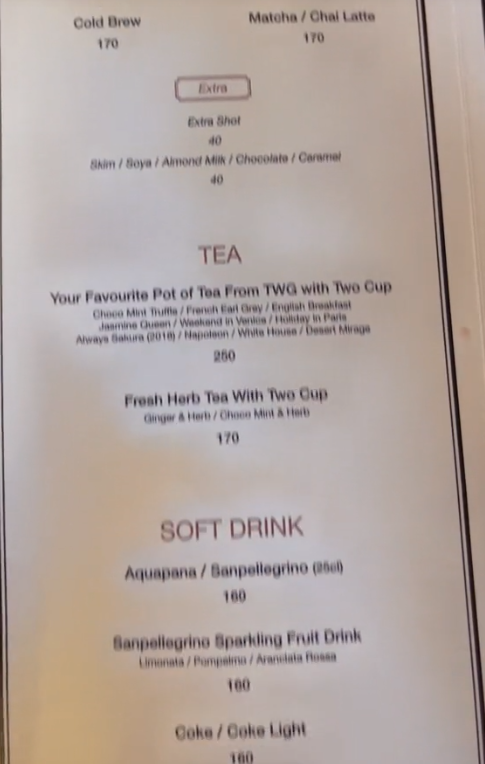 Menu được cho là đa dạng với đồ uống và các loại bánh