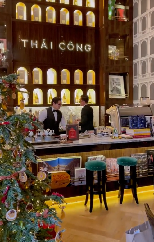 Không gian quán tuy hơi nhỏ nhưng rất sang trọng và ấm cúng. 