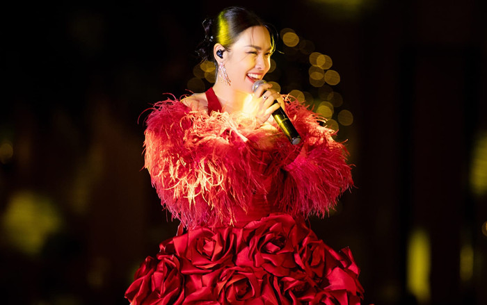 Ngọc Mai về trường học biểu diễn, giọng hát ra sao mà dân mạng hỏi: 'Chiếc loa còn ổn không'? Ảnh 2