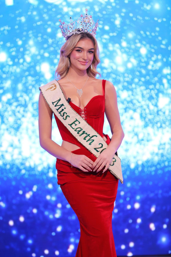Sau khi sắp xếp được công việc với ban tổ chức Miss Earth, Drita Ziri đã quay trở về quê nhà để thực hiện các dự án trên cương vị là hoa hậu đương nhiệm. Hành trình lan tỏa những thông điệp bảo vệ môi trường của cô chính thức bắt đầu. 