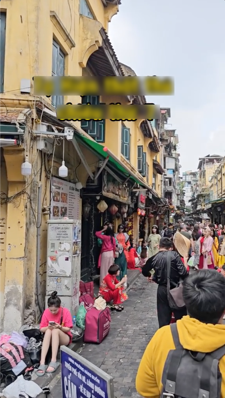 Phố Tạ Hiện đông đúc các bạn trẻ đến chụp ảnh Tết. Ảnh cắt từ clip