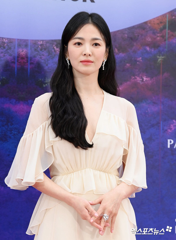 Việc Song Hye Kyo lộ dấu hiệu lão hóa cho thấy vẻ đẹp đằm thắm nhưng cũng vô tình làm mất lòng 1 số fan.