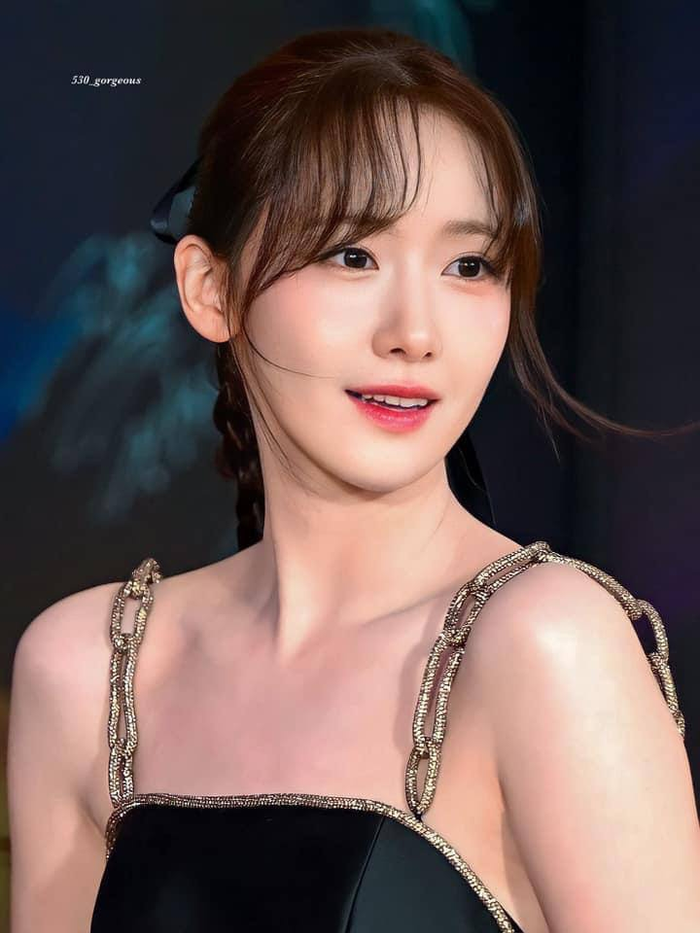 Yoona là sao nữ đẹp nhất trong mắt người Nhật. Tuy vẫn bị chê bai vì khả năng diễn xuất nhưng nhan sắc trong veo không thay đổi suốt 20 năm là điều không thể phủ nhận của cô nàng.