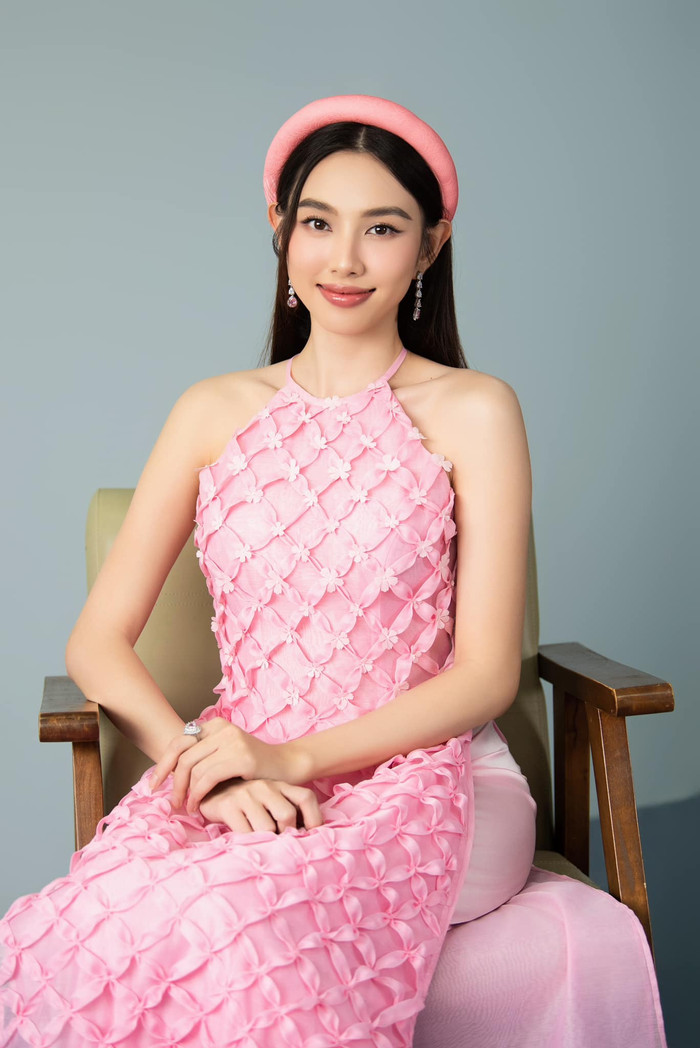 Nàng hậu chọn lối trang điểm nhẹ nhàng, mái tóc mềm mượt suôn dài cùng với bông tai đá kiểu dáng lạ mắt nhìn rất thời trang. Chắc chắn set đồ này sẽ là một trong những gợi ý cho các bạn trẻ 'sống ảo' trong dịp đón chào năm mới. 