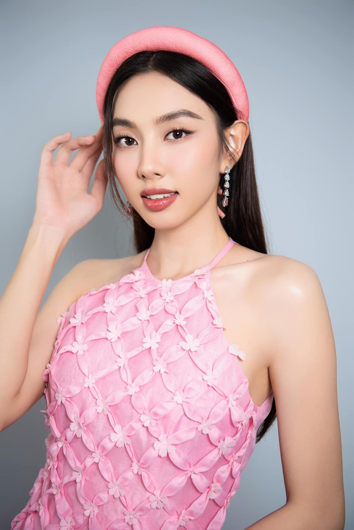 Cô không bị đóng khung bởi một hình ảnh đơn điệu mà luôn biến hóa đa dạng. Quyến rũ với dạ hội, cá tính với trang phục đời thường, nền nã với áo dài truyền thống. Thùy Tiên cũng thường xuyên lọt vào danh sách 10 nghệ sĩ Việt có sức ảnh hưởng lớn nhất trên các nền tảng xã hội. Đó là thành quả cho sự cố gắng và lao động không ngừng nghỉ. 