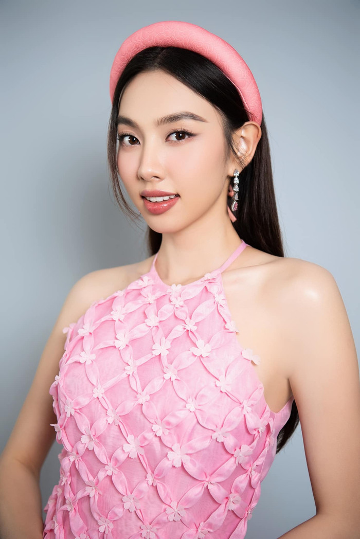 Mặc dù hết nhiệm kỳ đã lâu nhưng sức hút của Thùy Tiên vẫn chưa khi nào hạ nhiệt. Một trong những yếu tố giúp cô trụ vững trong làng hương sắc Việt chính là việc chịu làm mới bản thân. 