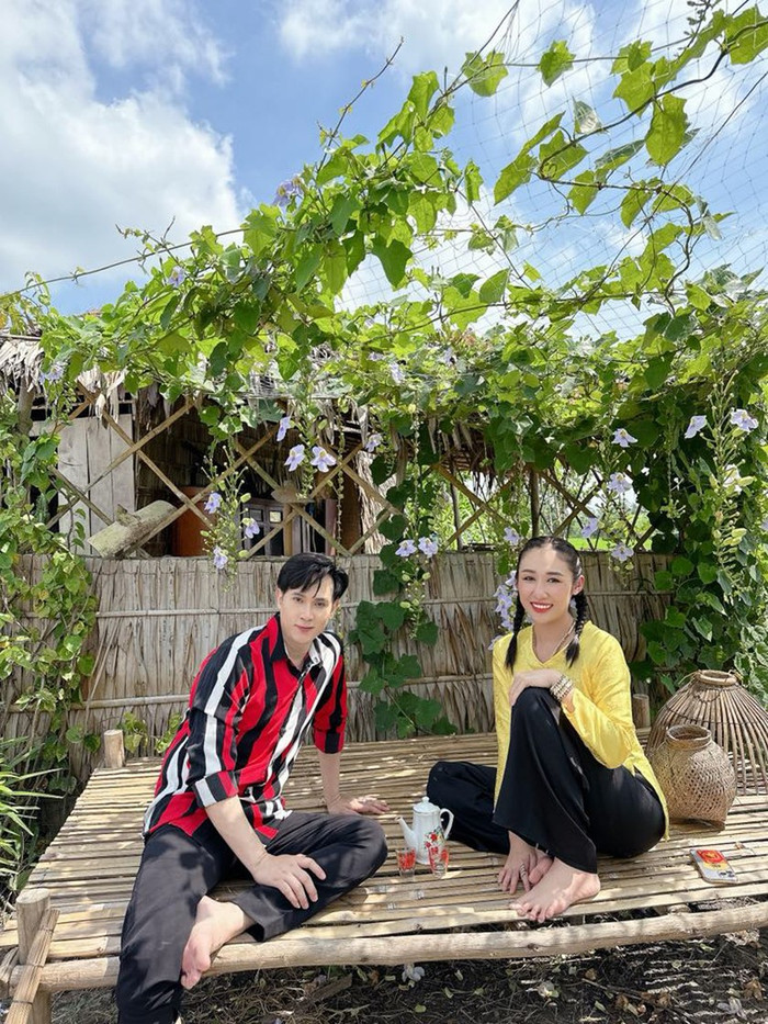 'Ba má ơi! Con hứa lấy vợ' được lấy bối cảnh ở miền Tây, giai điệu vui tươi phù hợp với ngày xuân. 