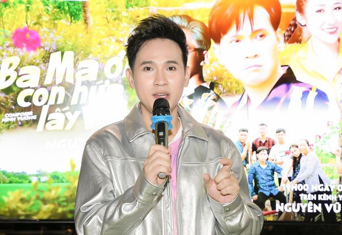 Nguyên Vũ tại buổi gặp gỡ truyền thông.