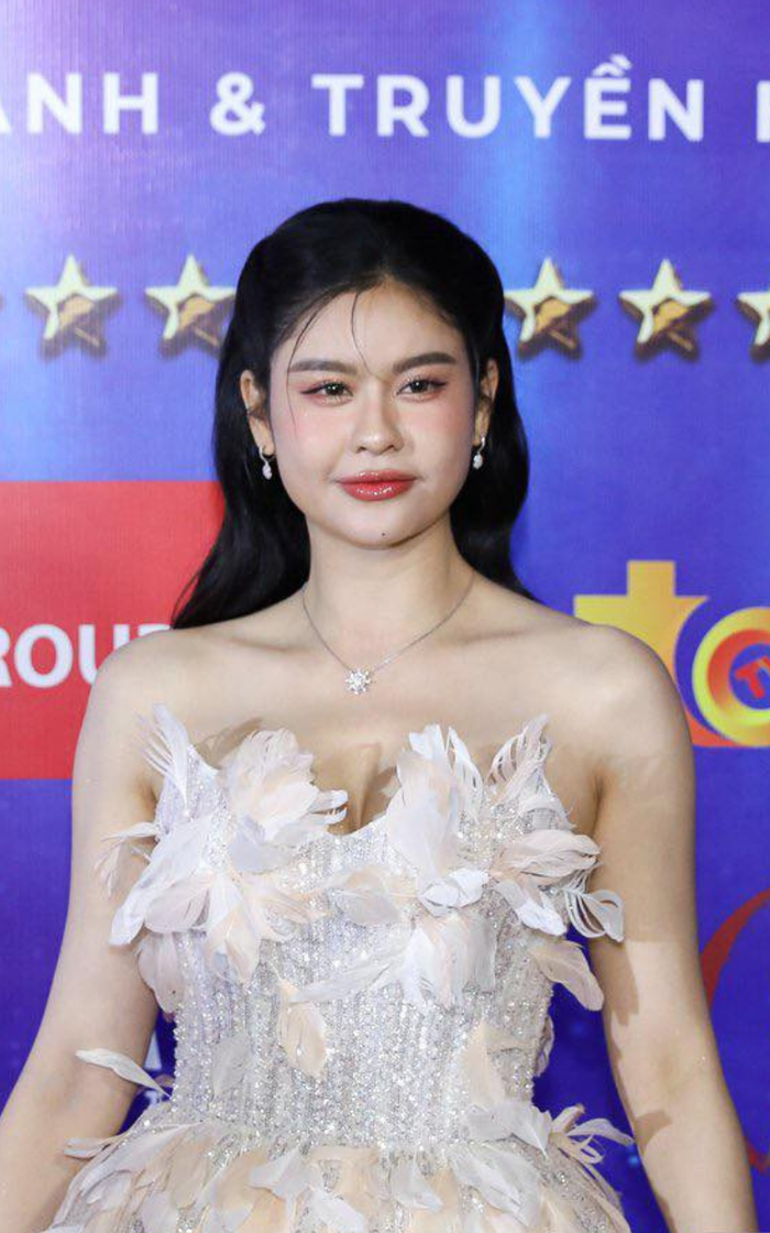 Trương Quỳnh Anh khoe sắc trên thảm đỏ một sự kiện tối 10/1. 