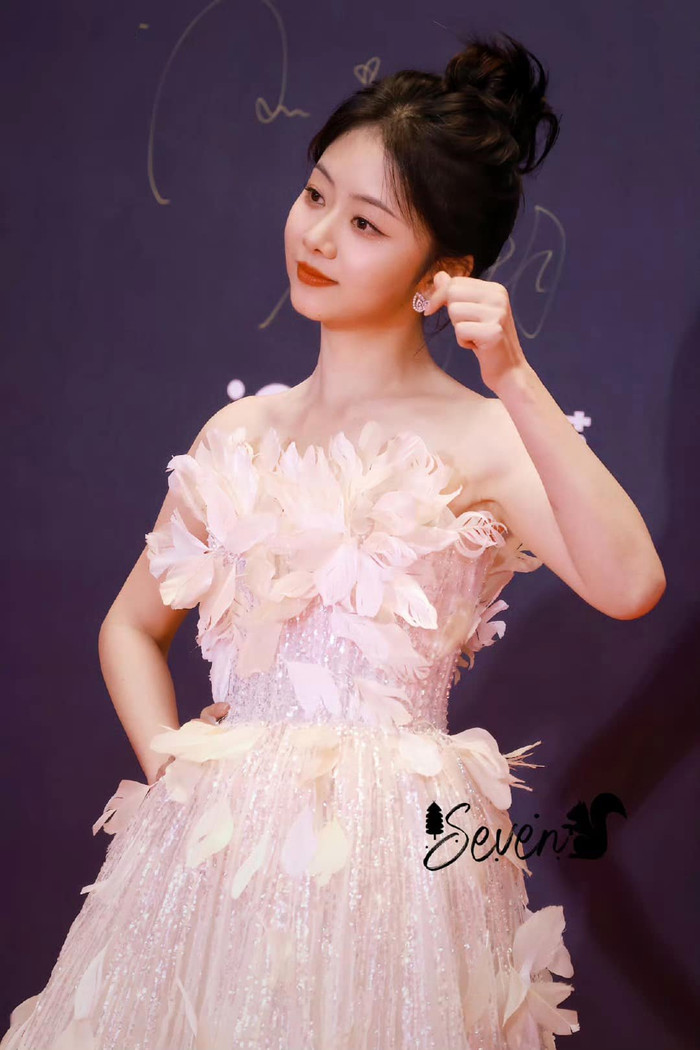 Nhiều người nhận ra, Đàm Tùng Vận cũng từng diện kiểu váy tương tự Trương Quỳnh Anh.