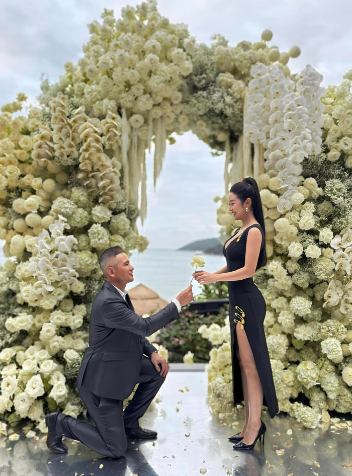 Chồng đại gia của Jennifer Phạm không ngần ngại quỳ gối trao hoa cho vợ làm khán giả phải ngưỡng mộ tình cảm của cả hai.&nbsp;