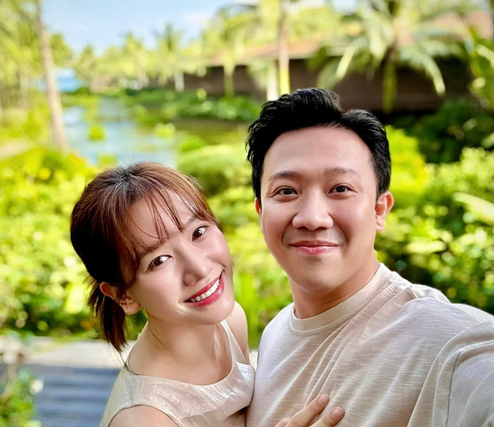 Gần một thập kỷ chung sống, Trấn Thành và Hari Won được nhiều khán giả nhận xét ngày càng trẻ trung trông thấy
