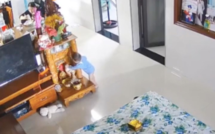 Mẹ vừa tranh thủ đi ăn, con nhỏ liền đến bàn ông Thần Tài, Thổ Địa làm ra cảnh 'dở khóc dở cười' Ảnh 2