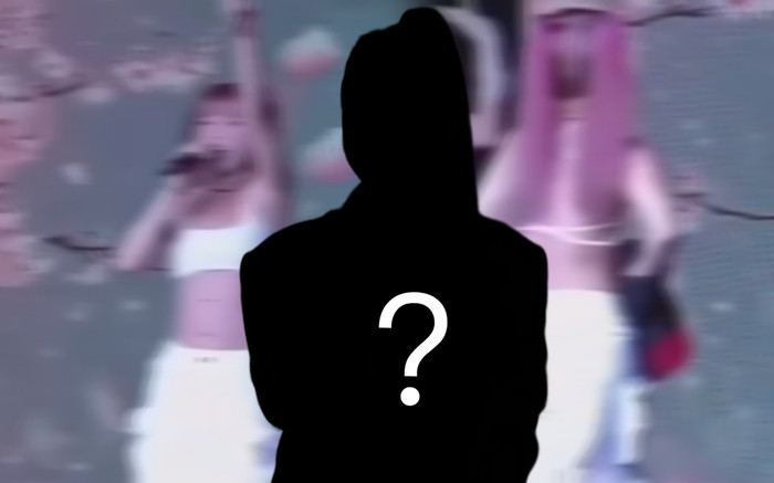 Nữ ca sĩ lột áo khi đang biểu diễn, khoe múi bụng săn chắc tuổi U40 khiến dân tình 'lác mắt' Ảnh 2