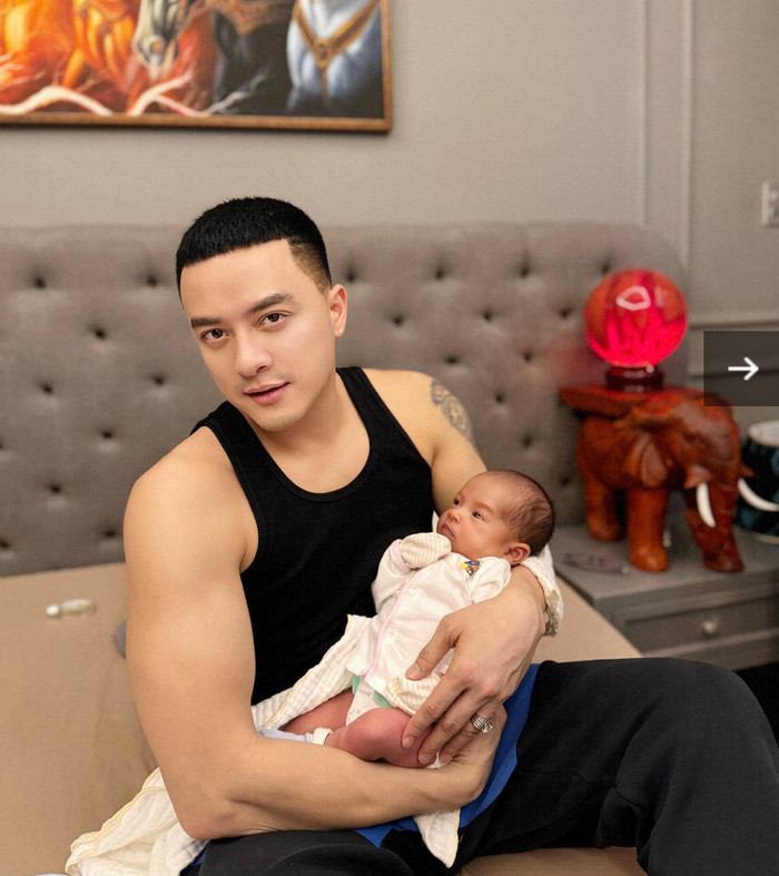 . Nam ca sĩ chia sẻ, con sinh ra giống như một tấm gương phản chiếu của chính bố mẹ nên anh tự nhủ phải là người bố tốt để con trai sống tử tế.