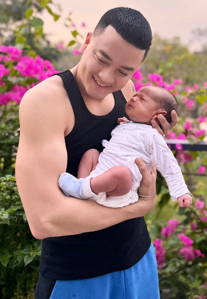 Từ ngày đón thành viên mới, Cao Thái Sơn cố gắng cân bằng giữa việc đi hát và thời gian bên con.