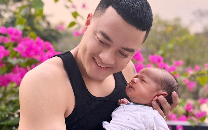 Cao Thái Sơn khoe cận mặt quý tử, ra dáng ông bố bỉm sữa chăm con chuyên nghiệp Ảnh 2