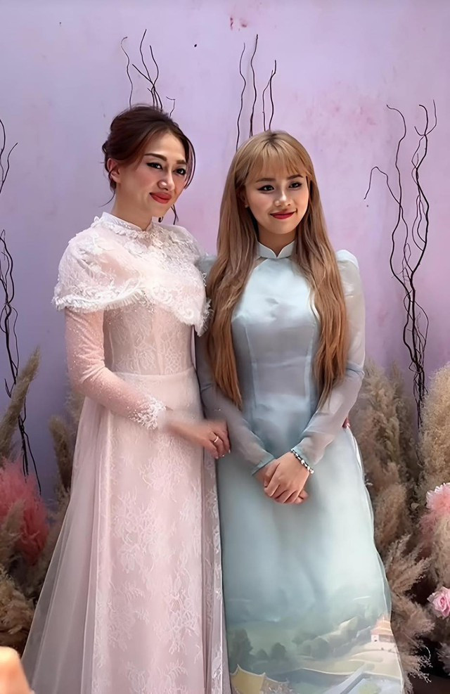 Misthy xúng xính với áo dài, gây sốt về nhan sắc khi làm phù dâu lễ ăn hỏi cặp đôi Phương Lan - Phan Đạt.