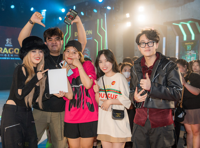 Misthy vui vẻ chụp ảnh lưu niệm cùng fan.