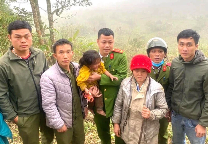 Lực lượng Công an và dân bản đã tìm thấy cháu bé 2 tuổi ở trong rừng. (Ảnh Công an Quế Phong)