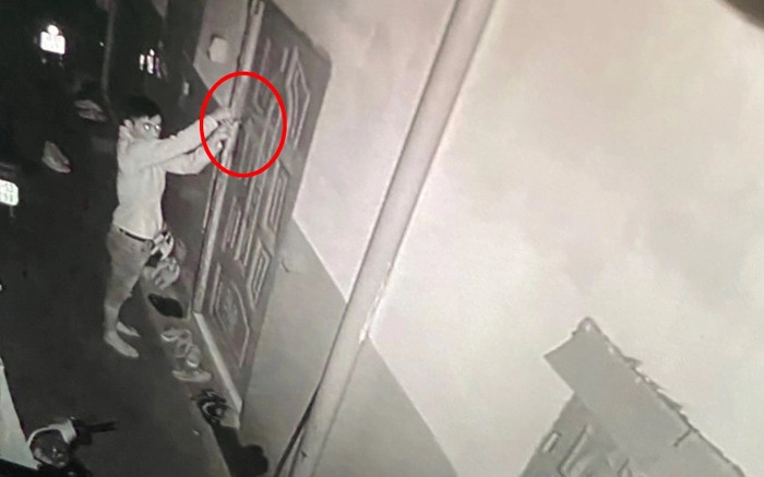 Gã đàn ông cột cửa 'nhốt' người dân trong phòng trọ để dễ bề làm điều này Ảnh 2