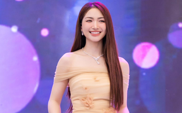 Hòa Minzy khoe nhan sắc 'thần tiên' trên sân khấu, xử lý ra sao khi gặp sự cố âm thanh? Ảnh 2