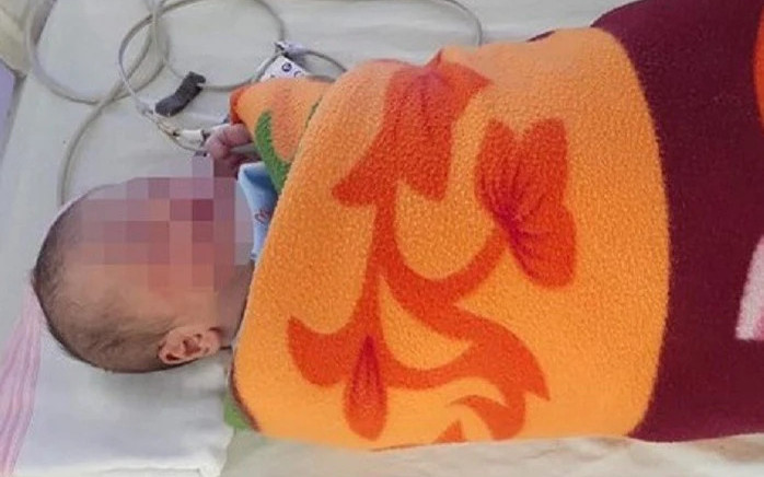 Bé trai sơ sinh bị bỏ rơi ở lề đường, tình trạng lúc tìm thấy gây xót xa Ảnh 2