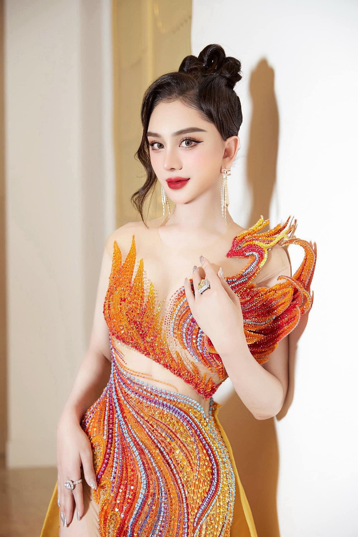 Đông đảo khán giả gửi lời động viên tới Lâm Khánh Chi.