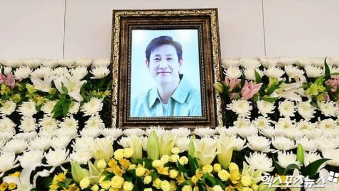 Đạo diễn Bong Joon Ho cũng chỉ ra báo cáo gây tranh cãi về cuộc sống cá nhân của Lee.