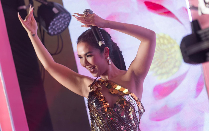 Võ Hạ Trâm bị 'quay lén' xa sân khấu, giọng hát live khiến dân tình không ngừng bàn tán Ảnh 2