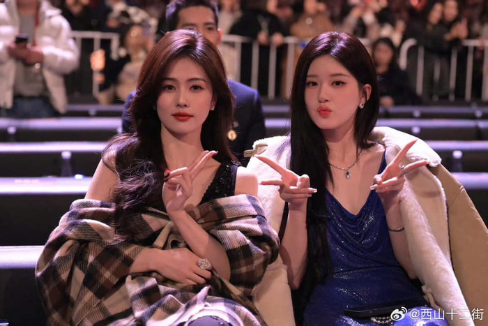 Bạch Lộc - Triệu Lộ Tư chung khung hình