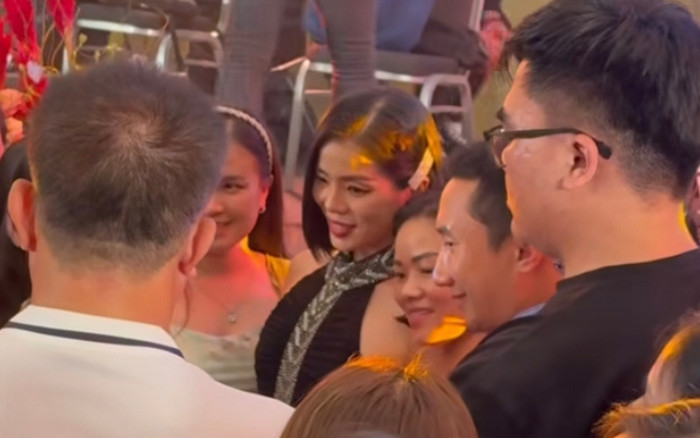 Lệ Quyên bị fan vây kín tắc thở, cách hành xử khéo léo được lòng công chúng Ảnh 2