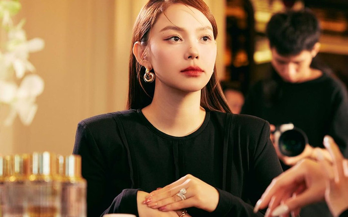 Xả vai 'mẹ bỉm', Minh Hằng đeo nhẫn kim cương size to, phô diễn visual 'bén đứt tay' Ảnh 2