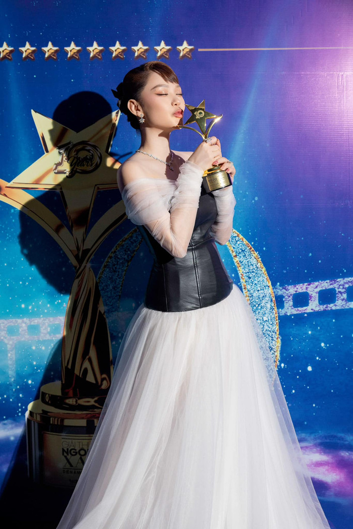 Minh Hằng mới nhận được thêm một giải thưởng cách đây không lâu