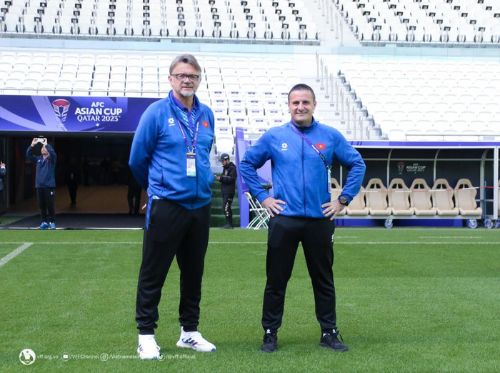 HLV Troussier tin tưởng Việt Nam có thể đánh bại Nhật Bản vào tối nay. Ảnh: VFF