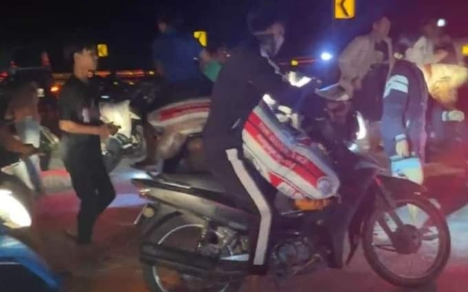 Xe chở gạo gặp nạn ở Quảng Trị, hàng chục người ập vào lấy đi lượng lớn gạp nếp Ảnh 2