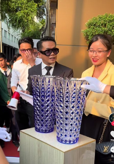 2 bình hoa gần nửa tỷ đồng được Thái Công trưng bày ở vỉa hè, dân tình lo ngay ngáy một điều Ảnh 3