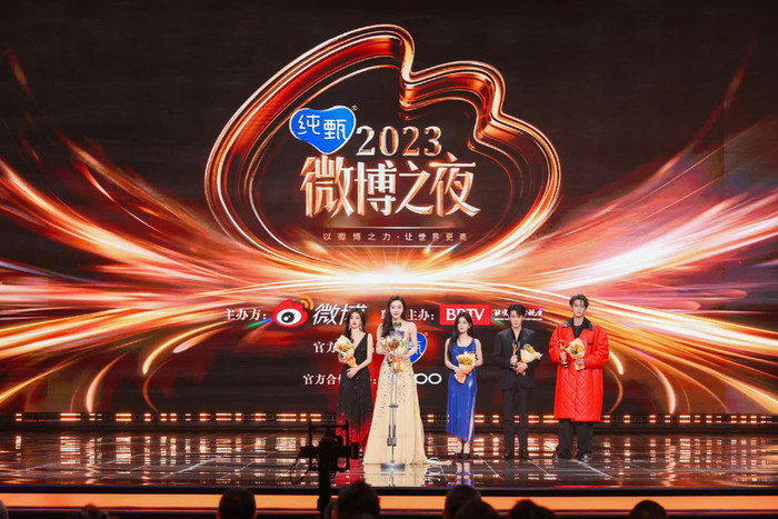 Triệu Lộ Tư lọt thỏm giữa dàn trai xinh gái đẹp trong làng giải trí Hoa ngữ. 