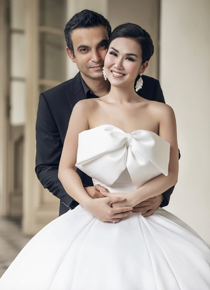 Vào đầu năm 2019, Võ Hạ Trâm thông báo kết hôn cùng doanh nhân người Ấn Độ – Vikas Chaudhary trong sự chúc mừng của hàng ngàn khán giả và các sao Việt.