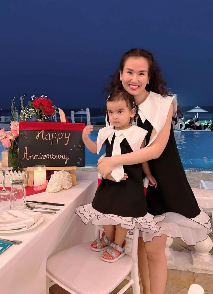 Cô cùng ông xã và nhóc tỳ tổ chức buổi tiệc nhỏ, ấm áp dịp kỉ niệm 5 năm ngày cưới. 