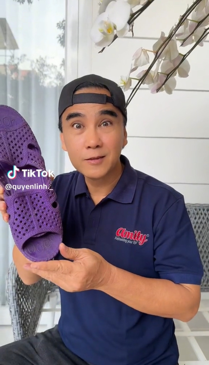 MC Quyền Linh cũng rao bán những đôi dép tổ ong.