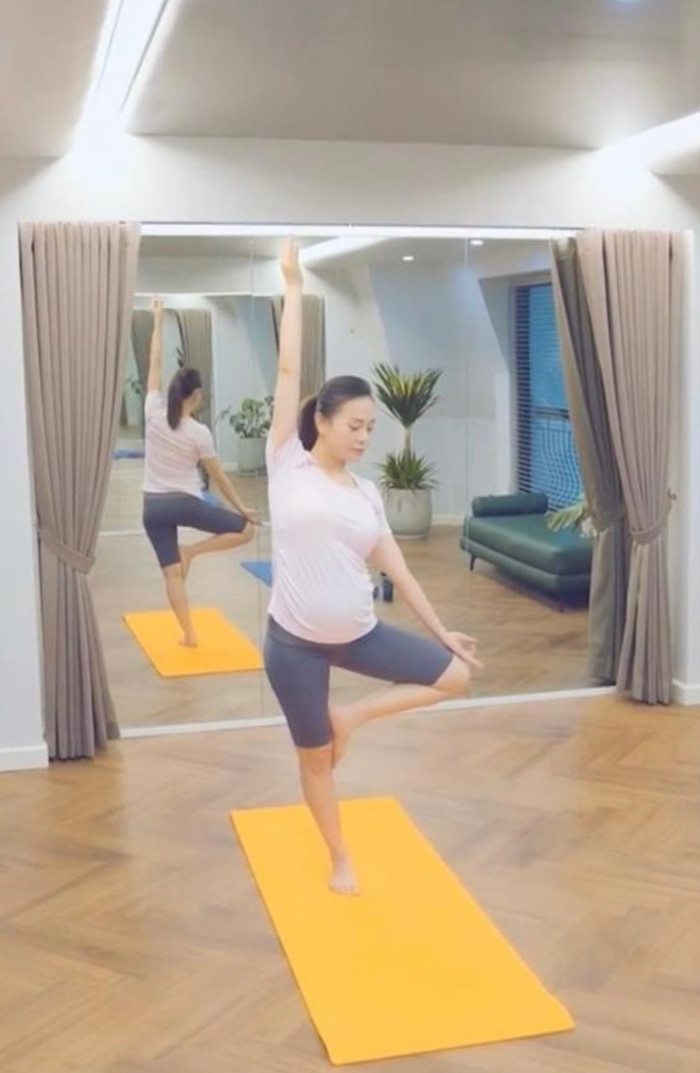 Phương Oanh chăm chỉ tập Yoga.