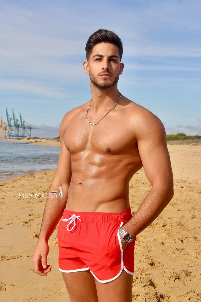 Seif Al’walid Harb sở hữu chiều cao 1m83. Ở quê nhà, anh là một người tích cực hoạt động các công tác thiện nguyện, đặc biệt là những dự án bảo vệ quyền lợi của trẻ em. 